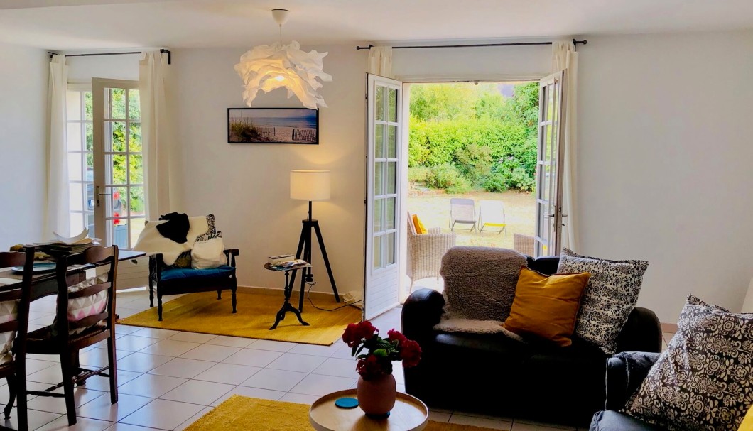 Ferienhaus Bretagne Au Bord de la Mer - Wohnzimmer mit Blick in den Garten