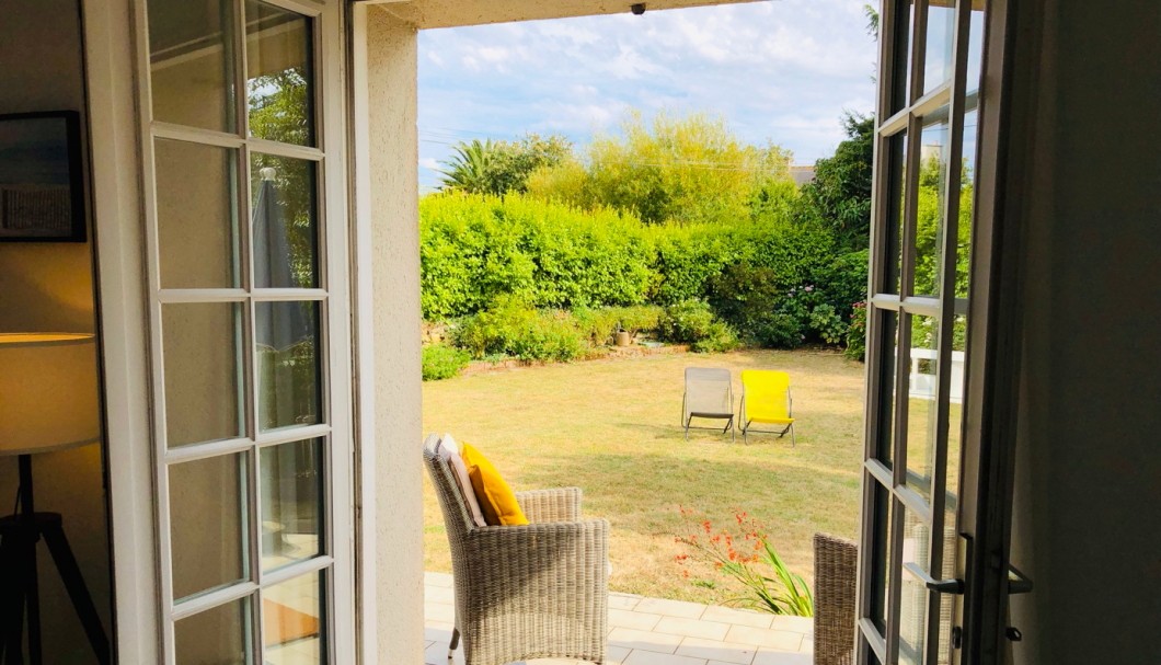 Ferienhaus Bretagne Au Bord de la Mer - Blick in den Garten