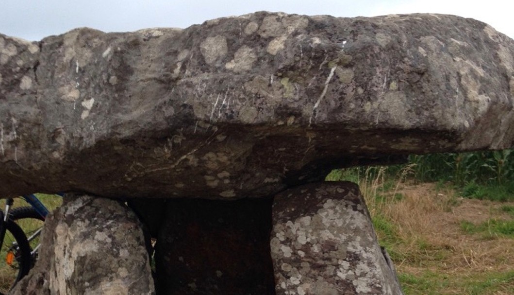 Dolmen Menez Lié, am Westhang des Menez Hom, St. Nic