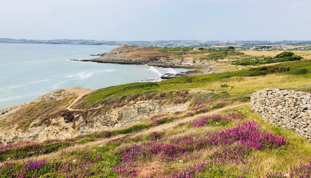 Ferienhaus Bretagne Kellereg - Küstenwanderweg, Beginn direkt am Strand, hier in Richtung Douarnenez