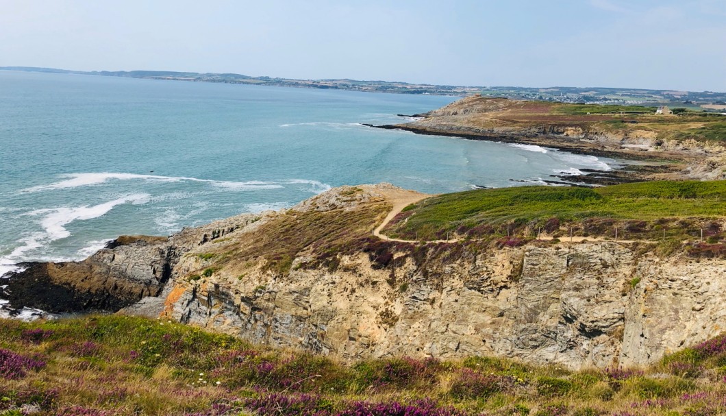 Ferienhaus Bretagne Kellereg - Küstenwanderweg, Beginn direkt am Strand, hier in Richtung Douarnenez