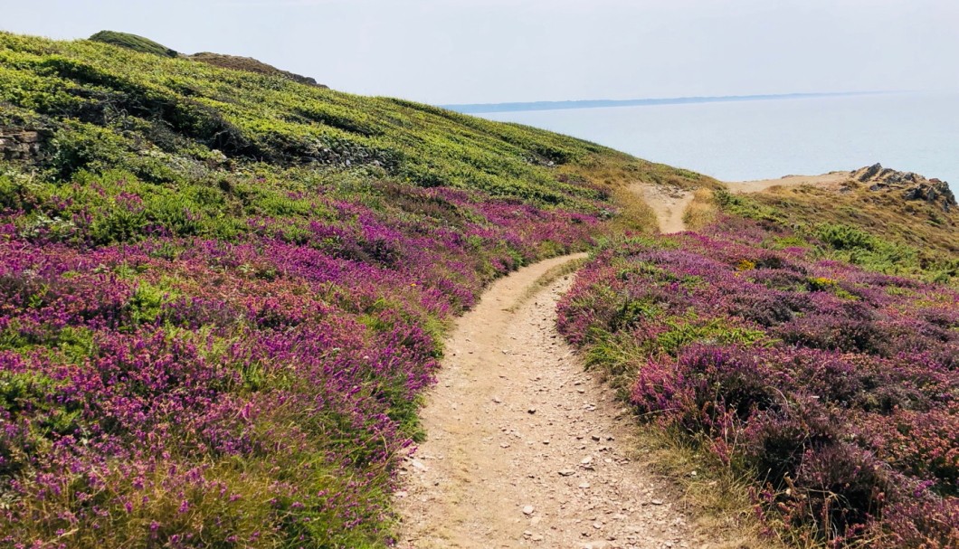 Ferienhaus Bretagne Kellereg - Küstenwanderweg, Beginn direkt am Strand, hier in Richtung Douarnenez