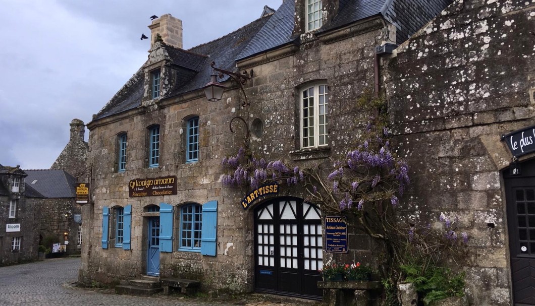 Ferienhaus Bretagne Kellereg - Marktplatz Locronan mit Köstlichkeiten in den Bäckereien