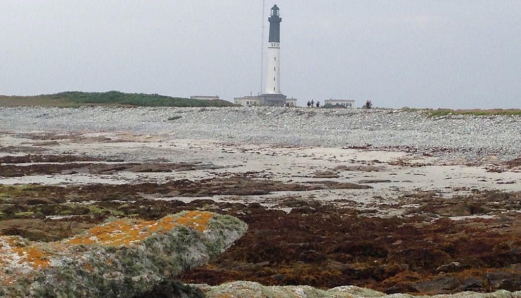 Ile de Sein, sehr ursprüngliche Insel mit dem großen schwarzweißen Leuchtturm, 43 m hoch und dem kleinen am Hafen