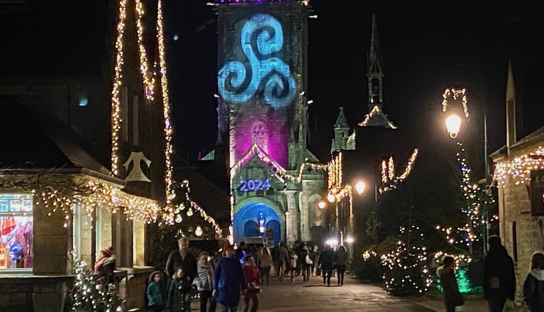 Ferienhaus Bretagne Kellereg - Das weihnachtlich illuminierte Locronan