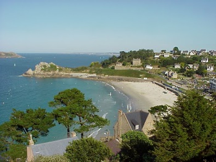 Strand in Perros-Guirec in der Nähe des Ferienhauses außerhalb des Sommers