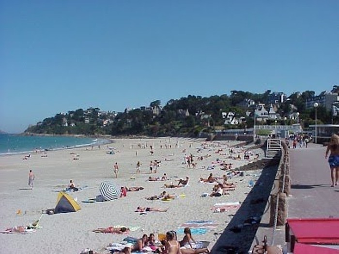 Strand in Perros-Guirec in der Nähe des Ferienhauses im Sommer