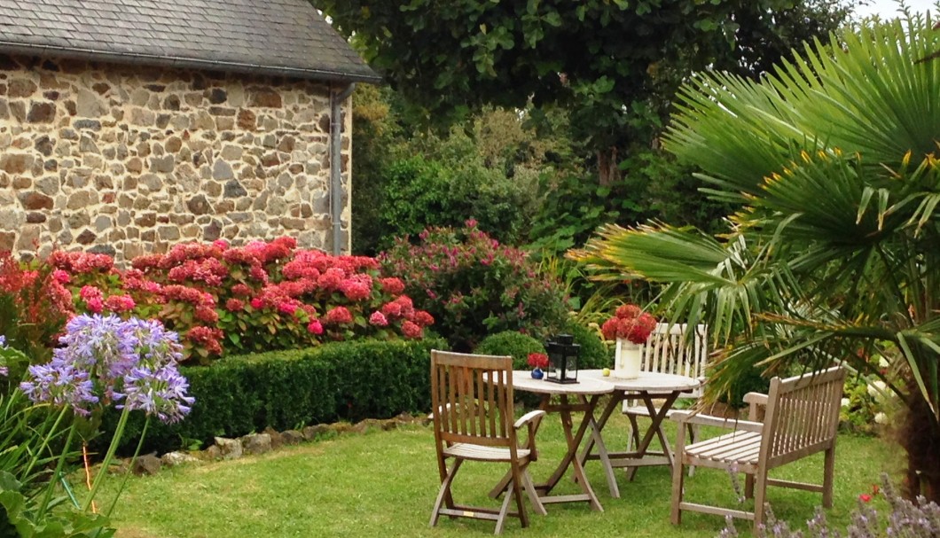 Garten Ferienhaus Bretagne Lescorveau - Gartenplatz hinter dem Ferienhaus