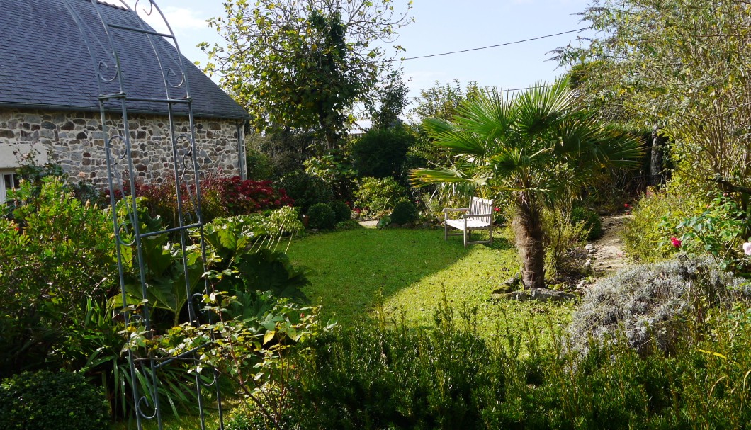 Garten Ferienhaus Bretagne Lescorveau - Riesenblatt am Gartenteich