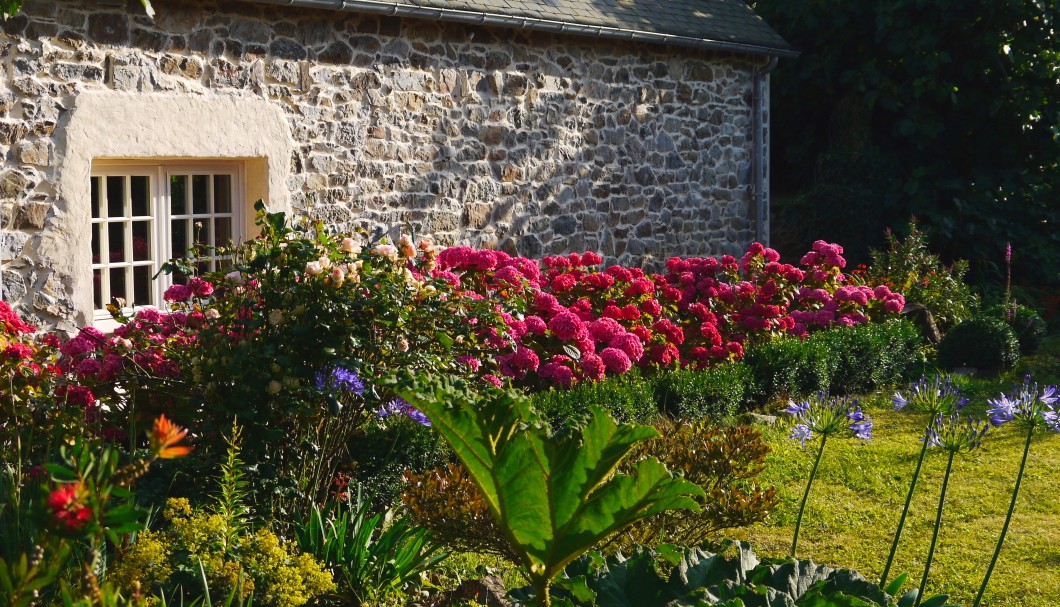 Garten Ferienhaus Bretagne Lescorveau - Sommer im Garten