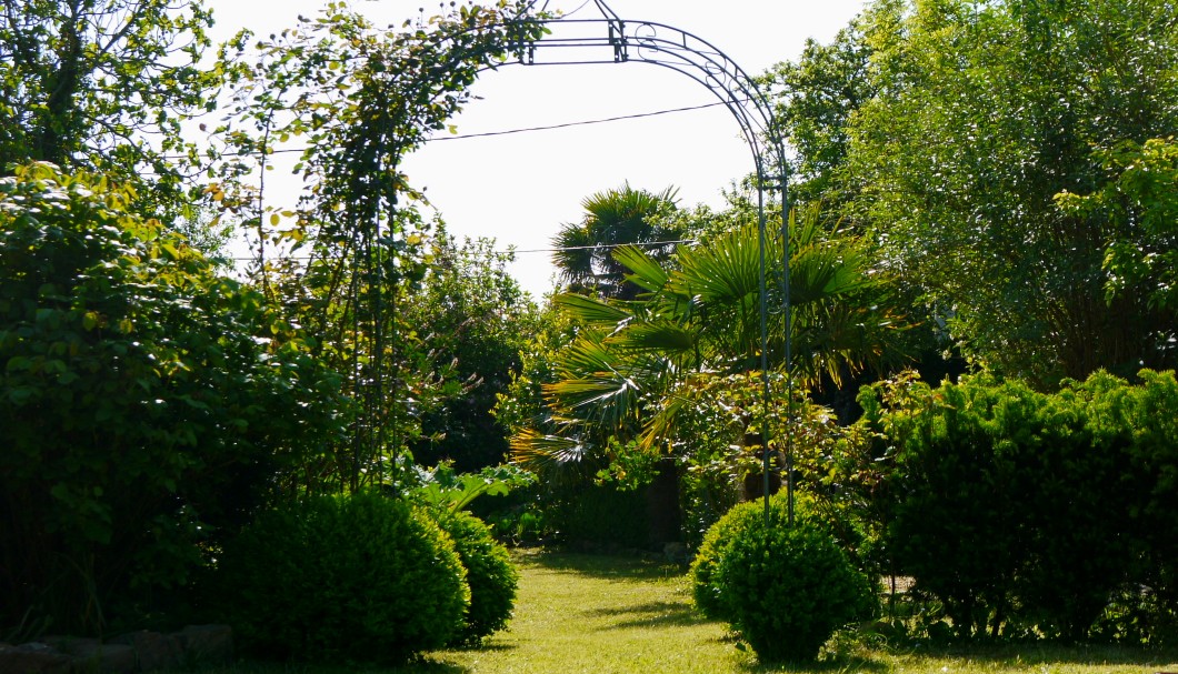 Garten Ferienhaus Bretagne Lescorveau - Am Rosenbogen