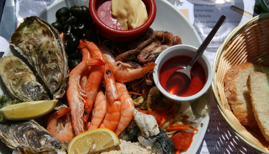 Ferienhaus Bretagne Villa Primel - Meeresfrüchteplatte im Hafen von Le Dourduff