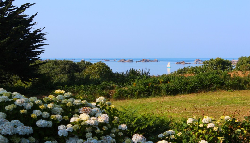 Ferienhaus Bretagne Kerbleustic auf der Halbinsel von Plougrescant - Meerblick aus dem Ferienhaus-Garten