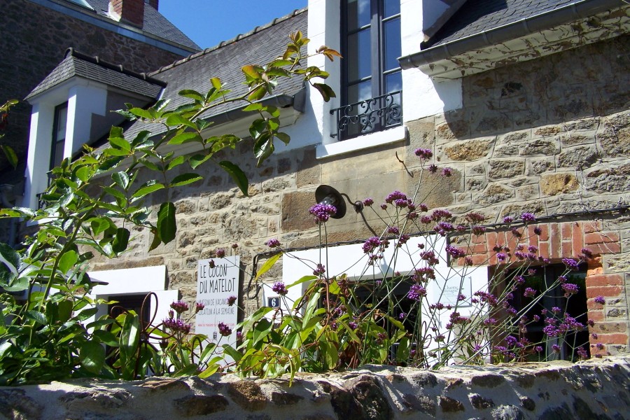 Ferienhaus Bretagne Le cOcOn du Matelot - Gartenmauer und Tor