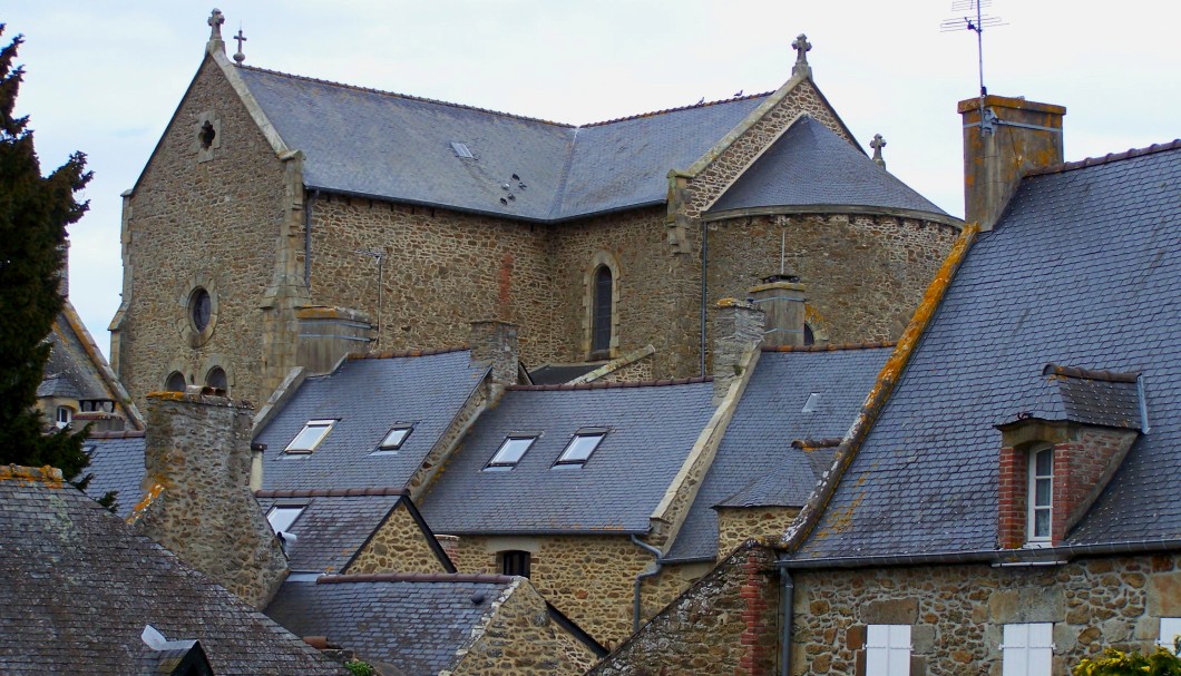 Saint-Briac Steinhäuser bei Kirche