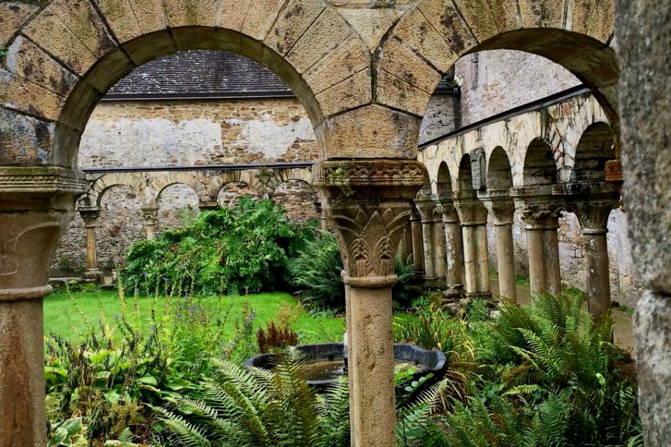 Ferienhaus Bretagne in St-Nic - Kreuzgang Abtei Daoulas