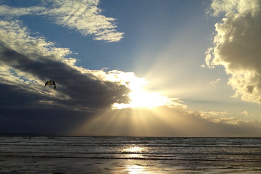 Ferienhaus Bretagne in St-Nic - Kitesurfer am Strand von Pentrez