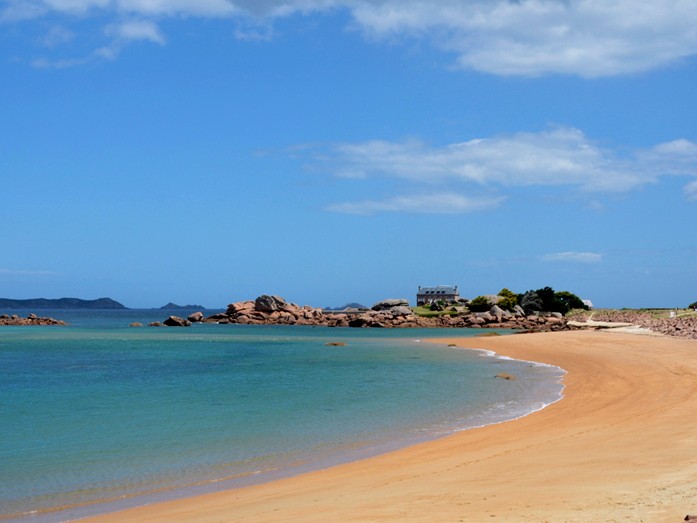 Strand an der Rosa Granitküste