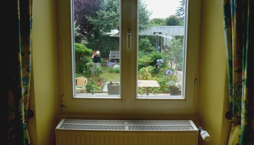 Ferienhaus Bretagne Les Troenes Blick aus dem Fenster in den Garten