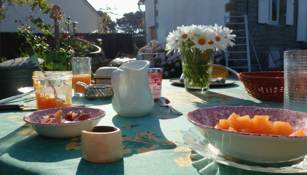 Ferienhaus Bretagne Les Troenes Gartentisch