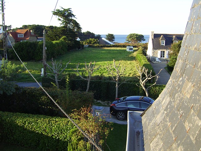 Die Insel Ile Grande an der Nordküste der Bretagne: Blick vom Ferienhaus zum Meer.