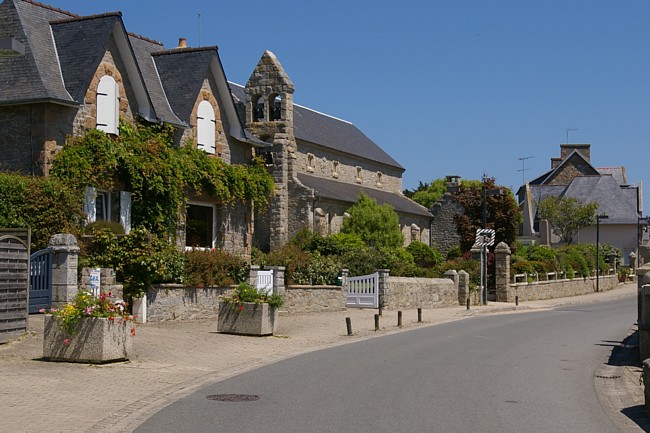 Die Insel Ile Grande an der Nordküste der Bretagne: Die Hauptstraße.