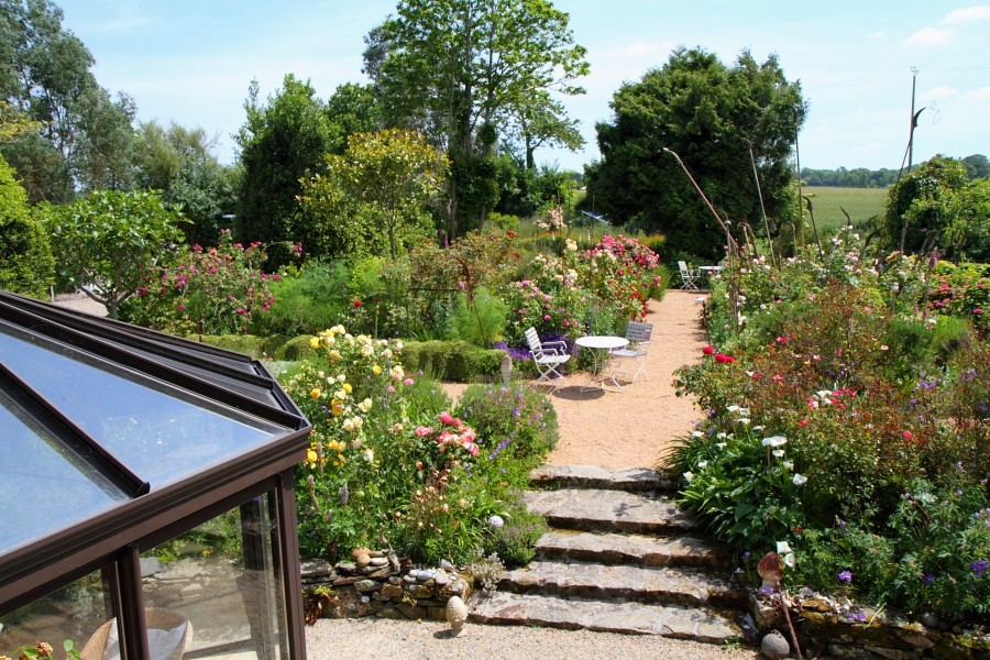 Garten-Blick nach Süden, dahinter Felder und Weiden