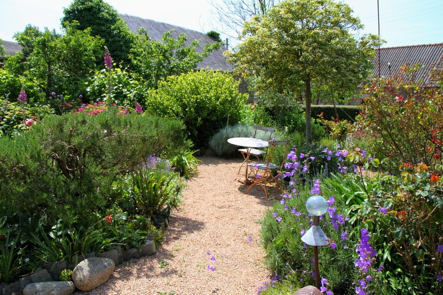 Garten-Blick nach Westen, dahinter der alte Bauernhof