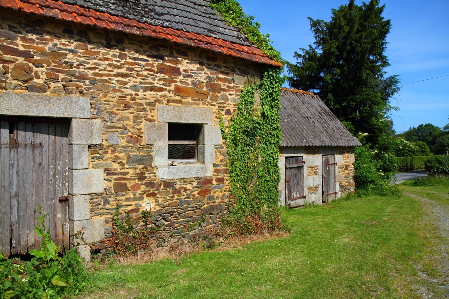 Die an der Straße liegende Häuserzeile des alten Bauernhofs