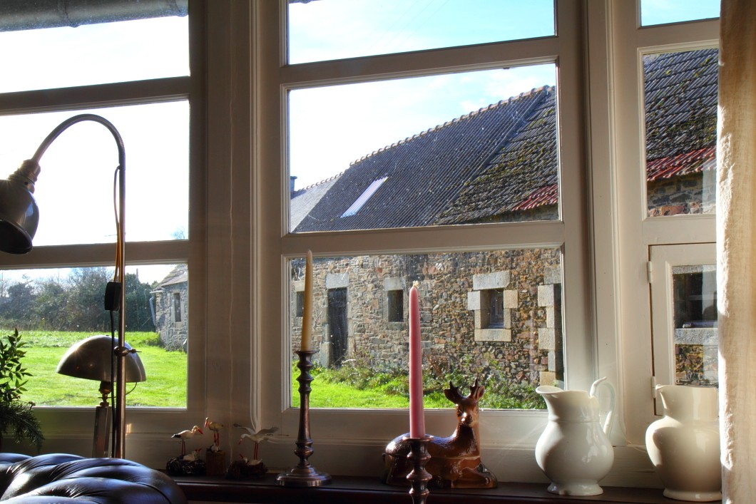 Die breite Fensterfront stellt eine enge Beziehung zum Hof mit seinen alten Gebäuden her.