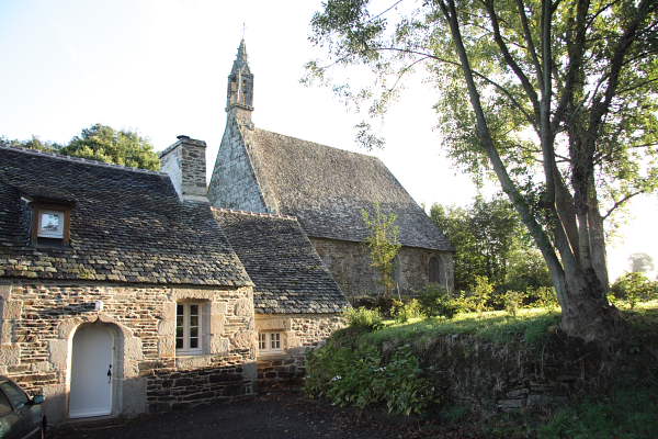 Ferienhaus Bretagne TyCoz: Die Kapelle Saint-Jagu hinter einem kleinen alten Steinhaus.