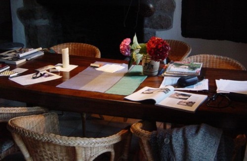 Ferienhaus Bretagne "Altes Steinhaus TyCoz": Am Küchentisch und im Garten.