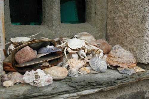 Ferienhaus Bretagne "Altes Steinhaus TyCoz": Granit-Fenster neben dem Eingang.