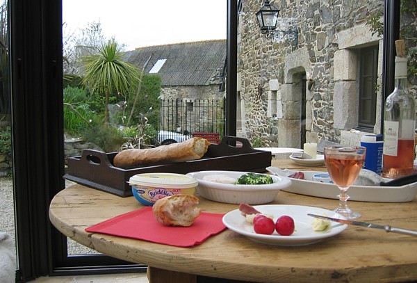 Ferienhaus Bretagne TyCoz: Blick aus dem 2007 entstandenen Wintergarten.