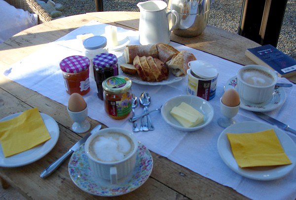 Ferienhaus Bretagne TyCoz: Frühstückstisch.;ckstisch.