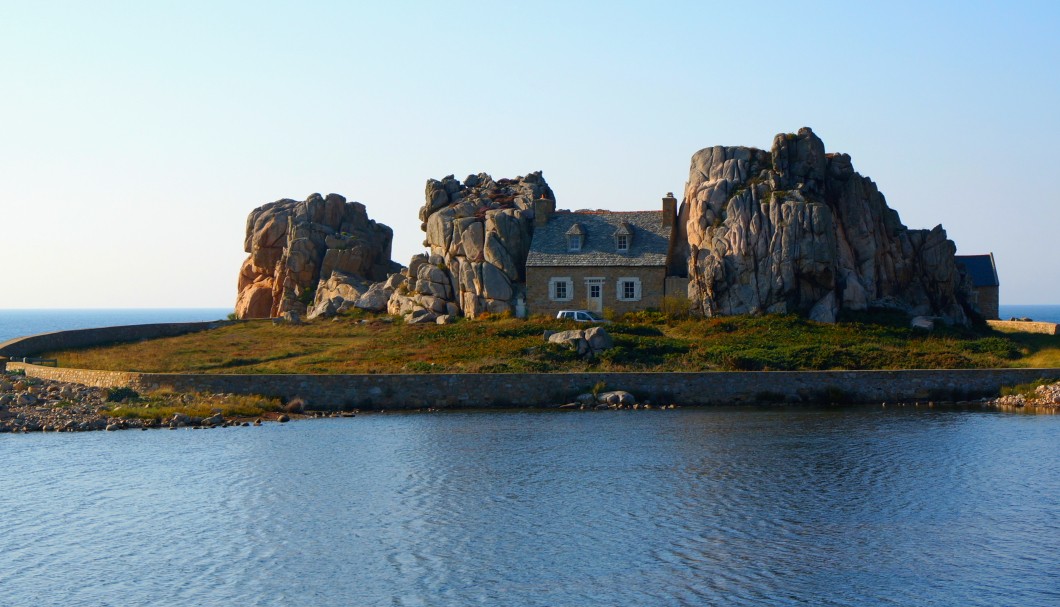 Bretagne Plougrescant Haus zwischen Felsen