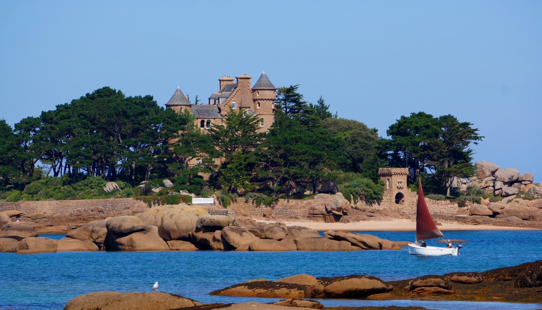 Bretagne Plougrescant Haus zwischen Felsen