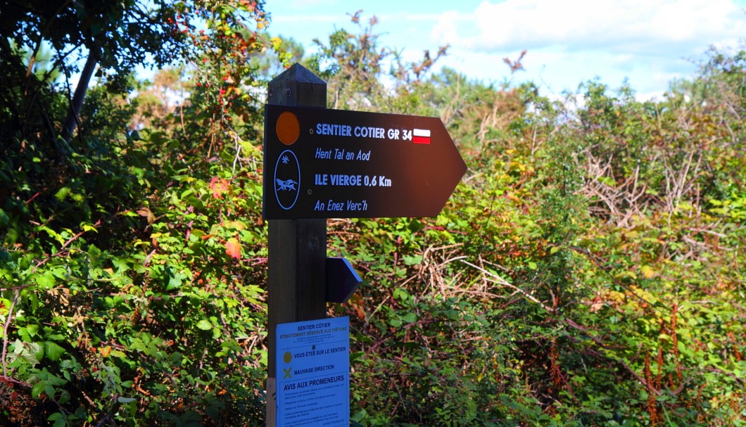 Zur Île Vierge - Wegweiser zum Küstenwanderweg GR 34