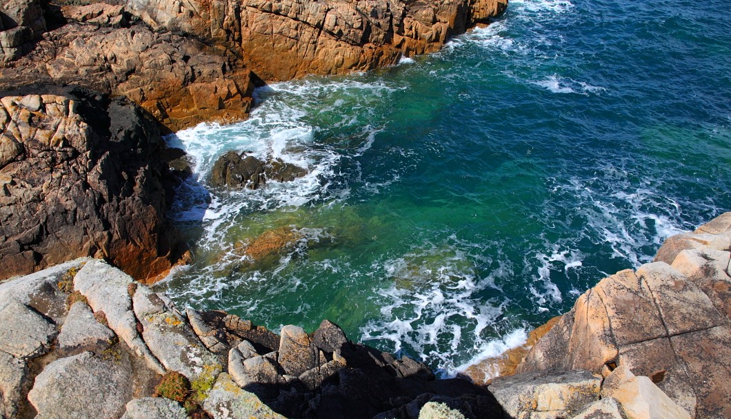 Halbinsel Plougrescant: Le Gouffre Blick nach unten aufs Meer