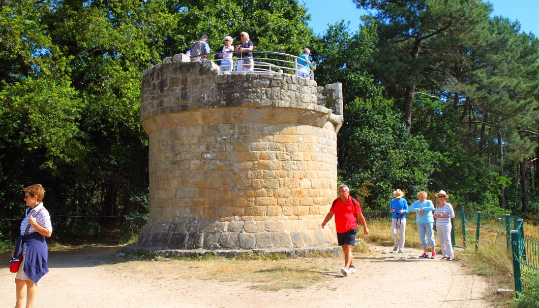Bretagne Carnac: Turm bei den Steinreihen von Kermario
