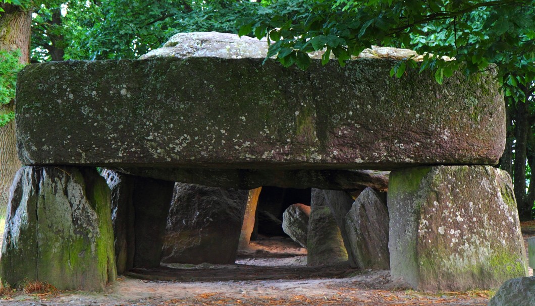 Bretagne-Megalithkultur: Der Dolmen "La Roche aux Fées"