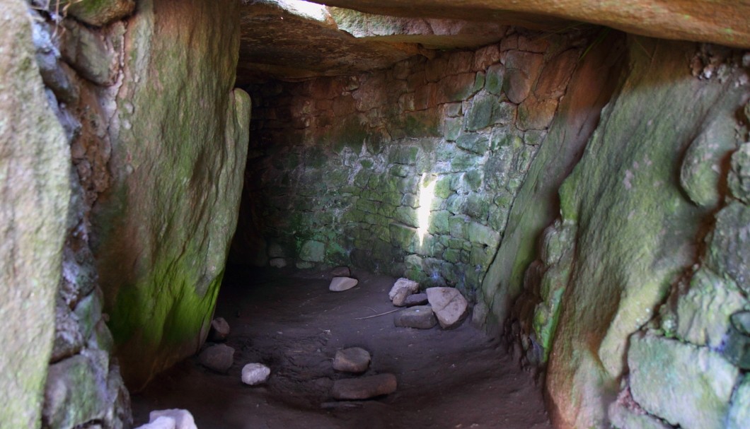 Locmariaquer Dolmen des Pierres-Plates - innen