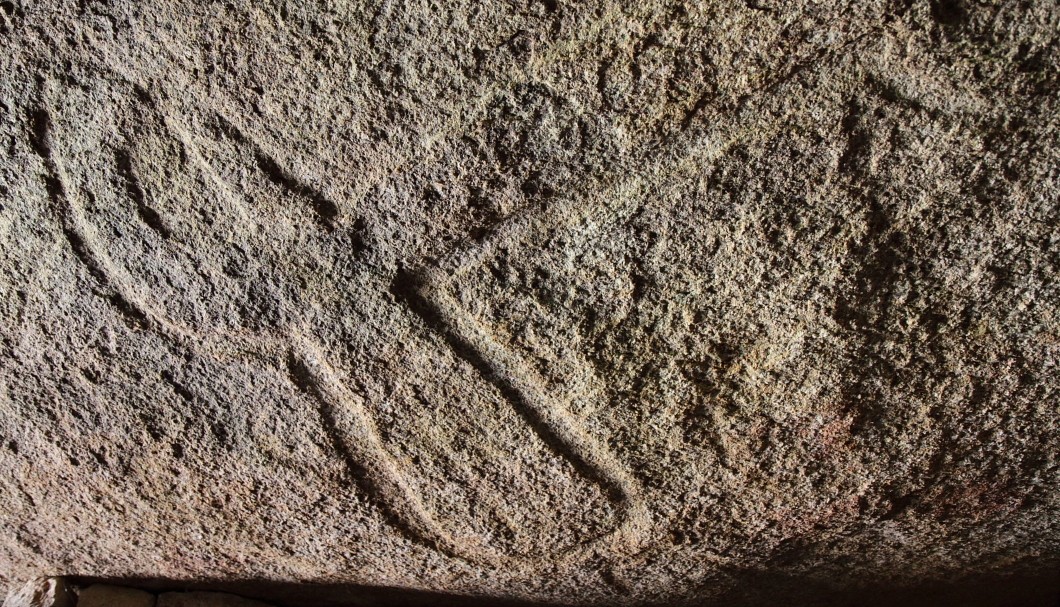 Locmariaquer Dolmen Table des Marchands - Verzierung in der Deckplatte