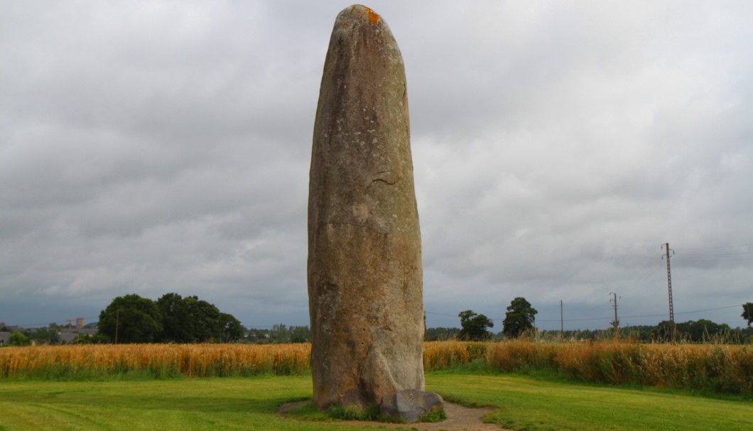 Der Menhir du Champ Dolent bei Dol-de-Bretagne