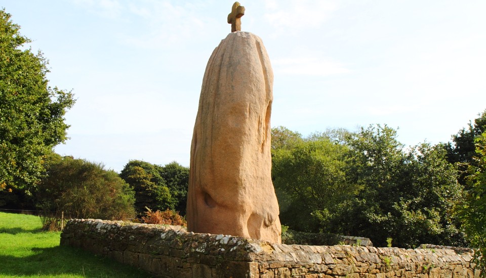 Bretagne-Megalithkultur: Der Menhir von St-Uzec