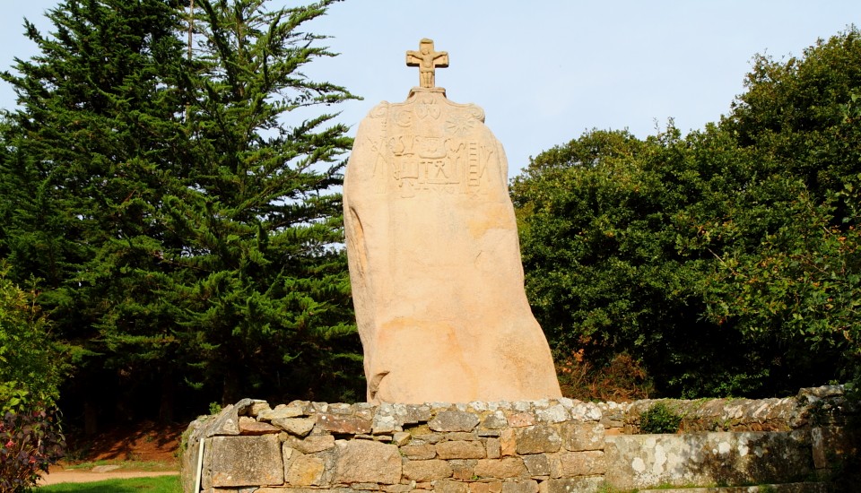 Bretagne-Megalithkultur: Der Menhir von St-Uzec