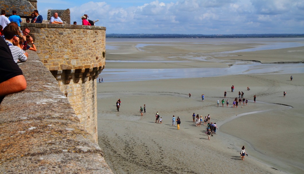 Mont-Saint-Michel - Blick von der Stadtmauer auf die Bucht