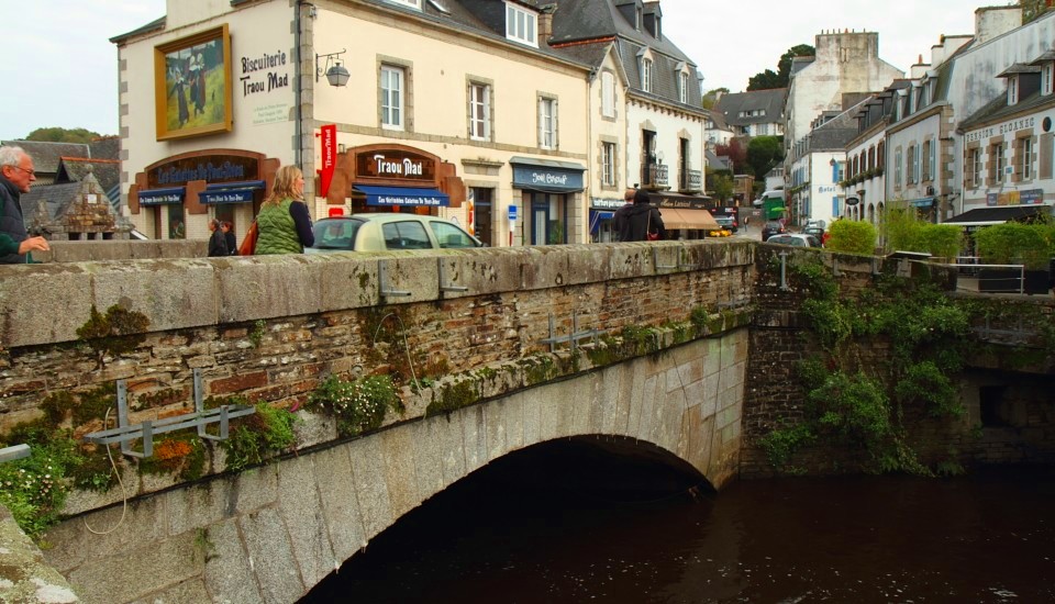 Pont-Aven in der Bretagne: Die zentale Brücke mit der Bisquiterie Traou Mad