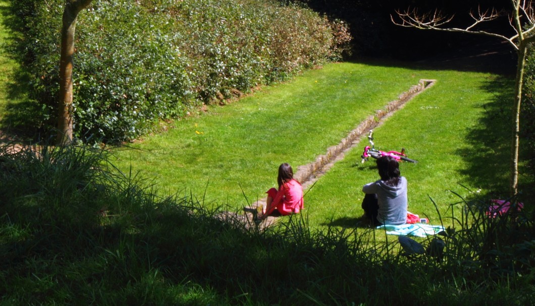 Bretagne Garten/Park Château de la Roche Jagu - Spiel am Wasserlauf