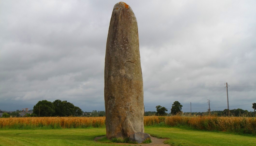 Bretagne Nordküste: Der Menhir de Champ-Dolent